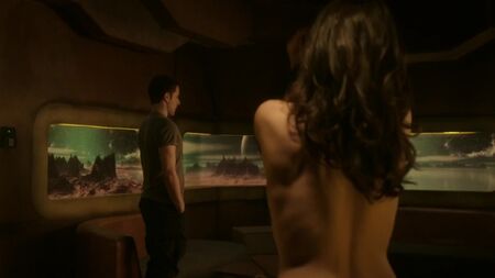 Melissa O'Neil, Ruby Rose nues - Dark Matter (2015) S01E07