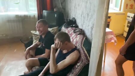 Oleg Mongol, Bezumny Pasha et Irishka Chiki-Piki préparent des pâtes à la marinière