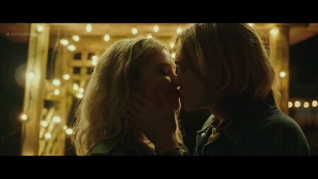 Katherine Langford - Spontaneous (2020) HD 1080p Nue ? Sexy ! Regarder en ligne / Кэтрин Лэнгфорд - Спонтанность