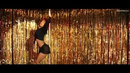 Salma Hayek nue en strip-tease dans le film « L'Américain »