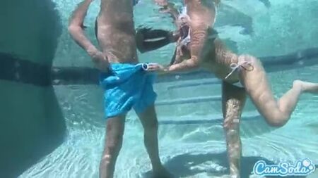 du sexe sous l'eau dans une piscine