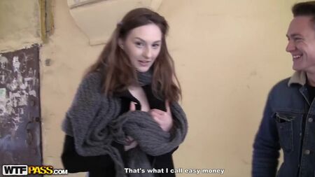 Ils ont dragué une fille timide et l'ont baisée dans un bains public (Drague, sexe tarifé, M/M, WTFpass, en extérieur, partouze, jeunes, étudiants, porno russe)