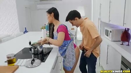 Cuisiner avec Katana - XFantazy.com.mp4