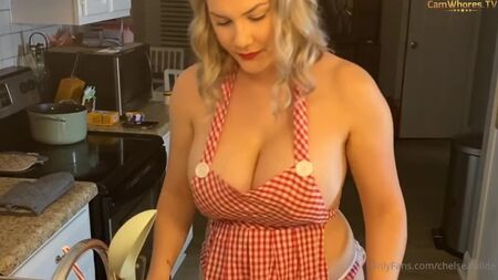 Chelsea Wilde, femme au foyer, prépare le dîner : gros seins dans la cuisine, femme de ménage
