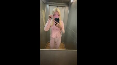 Yulia Finesse avec un couteau