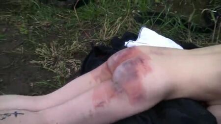 Une fessée très violente infligée à une esclave suédoise dans la forêt