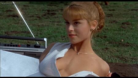 Betsy Russell nue - Private School (1983) HD 1080p