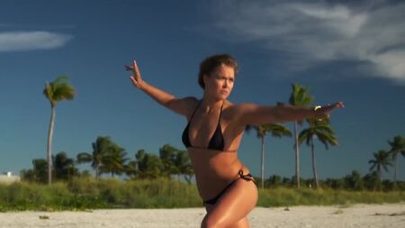Ronda Rousey sexy - Scènes coupées, SI Swimsuit 2015