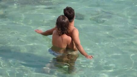 Fille doigté un gars en mer sous l'eau