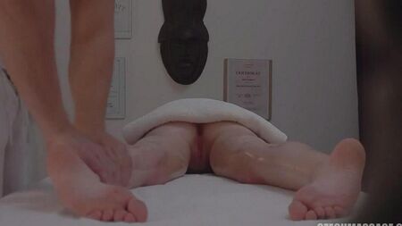 Une caméra cachée a tourné un sexe de masseur avec un client