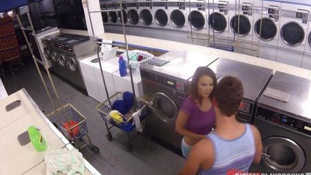 Un homme baisé Dillion Harper dans la lessive