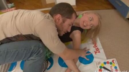 Jeune couple russe a des relations sexuelles après l'université