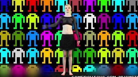 Strip-tease dansant devant une foule d'hommes exposant des seins