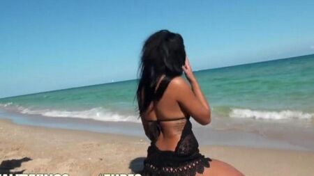Enlevé la fille sur la plage et baisé fort