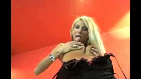 Strip-tease de danse blonde chaude
