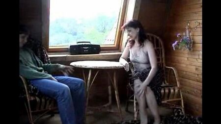 Le fils a baisé sa mère dans le pays