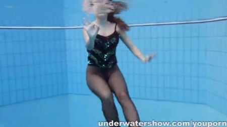 Femme nue dans la piscine