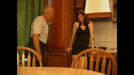 Grand-père a séduit sa petite-fille