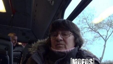 Sexe public dans un bus avec un étranger