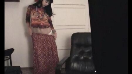 La fille russe a oublié de secouer la chatte avant la masturbation