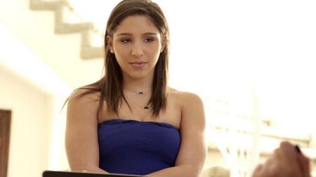 Lesbienne Gracie Glam se frotte autour de la chatte d'Abella Dunger
