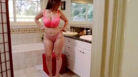 Le nègre est monté dans la maison et a baisé une maîtresse mature