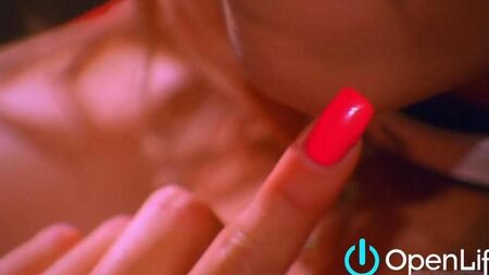 Blonde avec de gros seins caresse sa chatte