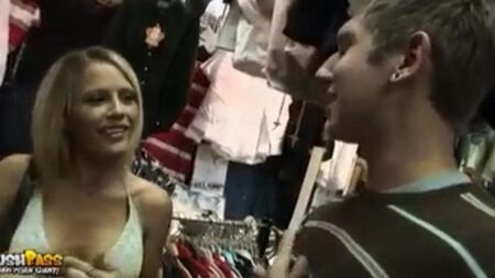 Pikap dans un magasin de porno