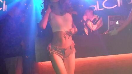 Danse twerk asiatique par une Japonaise sexy aux fesses rebondies en jean