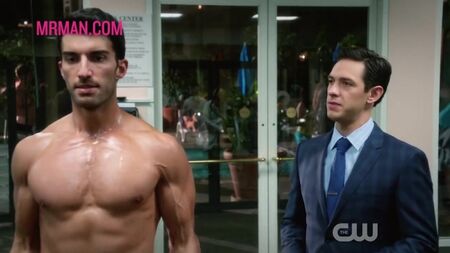 Des célébrités masculines sexy s'entraînent nues