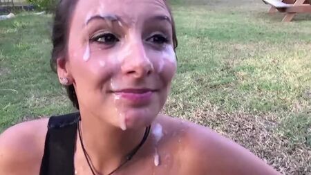 Voici une compilation de giclées de sperme sur le visage de Mariah Leonne ; cette salope adore se prendre une bonne giclée de sperme sur la figure