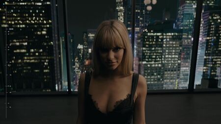 Amanda Seyfried, Jordan Claire Robbins, etc. nues - Anonyme (2018) HD 1080p Web