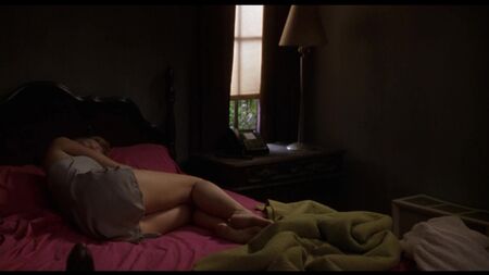 Scènes de sexe lesbien avec Naomi Watts et Laura Harring nues, tirées du film « Mulholland Drive » en HD 720p