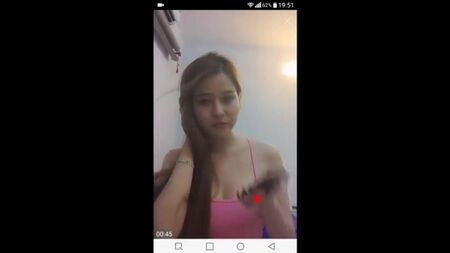 Une Vietnamienne se caresse les seins et les expose devant la caméra