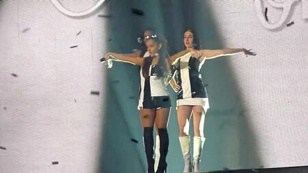 Ariana Grande Sexy – Problem (Chicago, 10 février 2015)