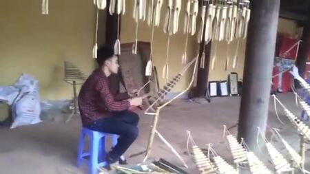 « Le Papillon du printemps » improvisé au luth Trưng