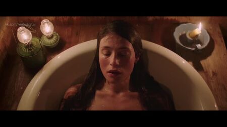 Gemma Arterton, Gugu Mbatha-Raw nues - Summerland (2020) HD 1080p Regarder en ligne / Gemma Arterton, Gugu Mbatha-Raw - L'été éternel