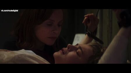Chloë (Chloe) Grace Moretz, Maika Monroe – Greta (2018) HD 1080p – Des scènes de nudité ? Ça va chauffer ! Regarder en ligne