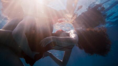 Mumbi Maina, Tina Desai, Jamie Clayton nues - Sense8 (2017) saison 2, épisode 5, HD 1080p sur le Web