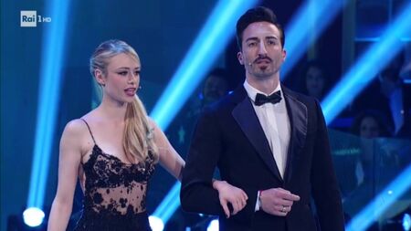 Martina Stella : un slip qui glisse - Danse avec les stars (2017)