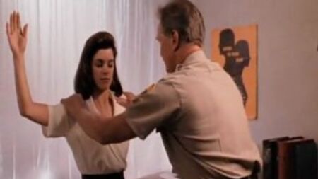 Extrait de « Death Warrant » avec Cynthia Gibb