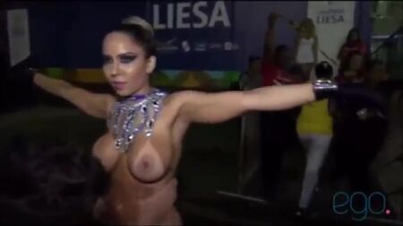 Carnaval : une femme en forme de melon défile les seins nus, belle et magnifique | Brazilian Girls braziliangirls