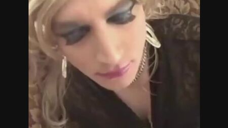 Une travestie sexy se fait prendre dans la bouche - Shemalez - Site porno de transsexuelles et transgenres shemalez.com (65850101) (via Skyload)