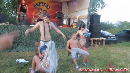 Des mamans russes se sont occupées des mecs juste à côté de la scène rock ! (porno de folie, vidéo de baise dégoûtante, vidéos porno avec des stars, sous la jupe)