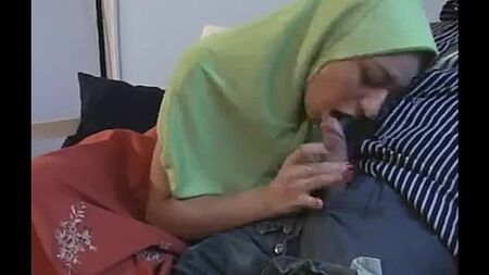 Porno turc fait maison (turkish porn, türk porno, turk girl) : une Turque baise une femme ou une fille, éjacule dans la bouche