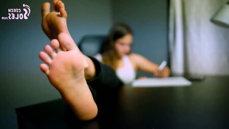 fétichisme des pieds au travail, pieds malodorants, orteils longs, adoration des pieds sexy, porno HD tchèque sur les plantes des pieds ноги фетиш футфетиш порно чешское