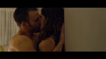 Aubrey Plaza nue, Michelle Monaghan sexy - Playing It Cool (2014) HD 1080p / Aubrey Plaza, Michelle Monaghan - Le cœur brisé