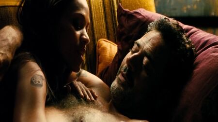 Zoe Saldana sexy - Les Losers (2010)
