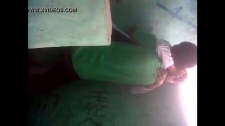 Filmer en cachette des amis en train de faire l'amour dans le local de rangement de l'école, faire une pipe comme une pro