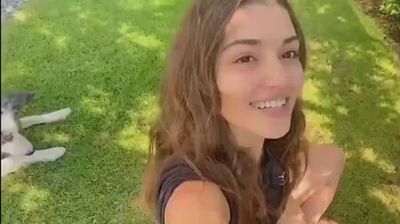 Les acteurs de la série « Frappe à ma porte » remercient les téléspectateurs dans différentes langues d'avoir regardé la série
